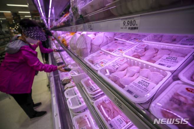 [서울=뉴시스] 정병혁 기자 = 닭고기 가격이 상승하고 있는 3일 오전 서울시내 한 대형마트를 찾은 시민들이 장을 보고 있다. 축산물품질평가원에 따르면 계육 1kg당 도매가는 3천581원으로 지난해 5월 첫 월요일인 5월 3일의 2천792원보다 28.3% 올랐다. 2022.05.03. jhope@newsis.com