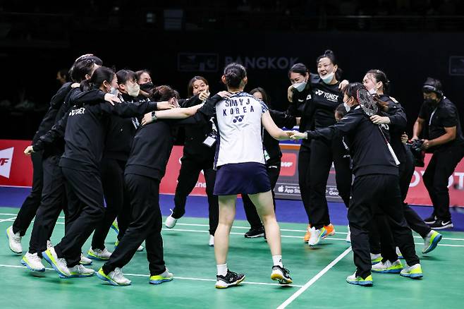 세계여자단체배드민턴선수권대회(우버컵) 중국과 결승에서 심유진(가운데)이 마지막 5단식을 이기고 우승을 확정하자 선수단이 얼싸안고 기뻐하는 모습. 협회