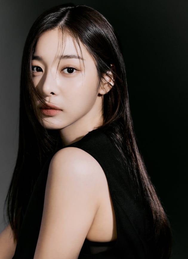 A new Profile photo of Actor Seol In-ah has been released.On the afternoon of the 25th, the Gold Medalist of the agency showed a profile photo of Seol In-ahs new charm.Seol In-ah, who was a single-haired hairstyle in the recent drama In-A-Soon, transformed into a long straight hair in this profile film and showed a different charm from the previous one, digesting the chic mood and natural and lyrical mood of all black.Seol In-ah, who completed the visuals of the extreme with a more sophisticated atmosphere, caught his attention with his beautiful beauty and fascinating eyes.Seol In-ah has styling the concept, each of which has an outlet-free charm.The modern black look showed a chic and daring charm, and the jeans casual look showed a natural charm that seemed to be decorating.Seol In-ah, who has played a cool and lovely role in the In-house Match, is attracting attention with the drama.Seol In-ah is loved by the bright and healthy energy of the world, and the advertising love call continues, proving that it is a popular actor.