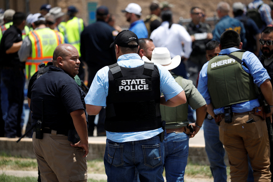CNN 등 외신에 따르면 현지시간 24일 미국 텍사스주 유밸디의롭 초등학교에서 총격 사건이 발생했다. 〈사진=REUTERS 연합뉴스〉