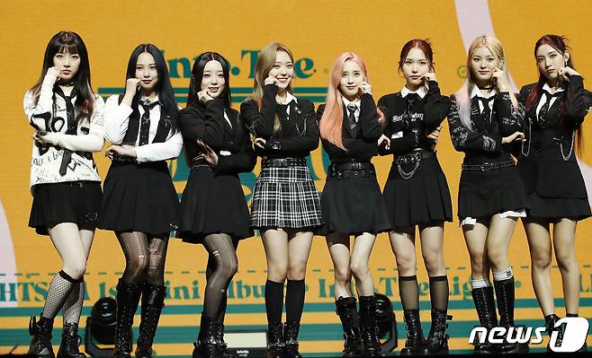 그룹 라잇썸(LIGHTSUM) 주현(왼쪽부터), 지안, 히나, 유정, 나영, 휘연, 상아, 초원이 24일 오후 서울 용산구 블루스퀘어에서 진행된 첫 번째 미니앨범 ‘Into The Light’ 발매 기념 쇼케이스에서 매력을 발산하고 있다. © News1 권현진 기자