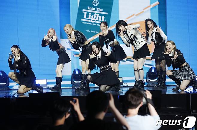 그룹 라잇썸(LIGHTSUM) 초원(왼쪽)이 24일 오후 서울 용산구 블루스퀘어에서 진행된 첫 번째 미니앨범 ‘Into The Light’ 발매 기념 쇼케이스에서 신곡 '얼 라이브'를 선보이고 있다. © News1 권현진 기자