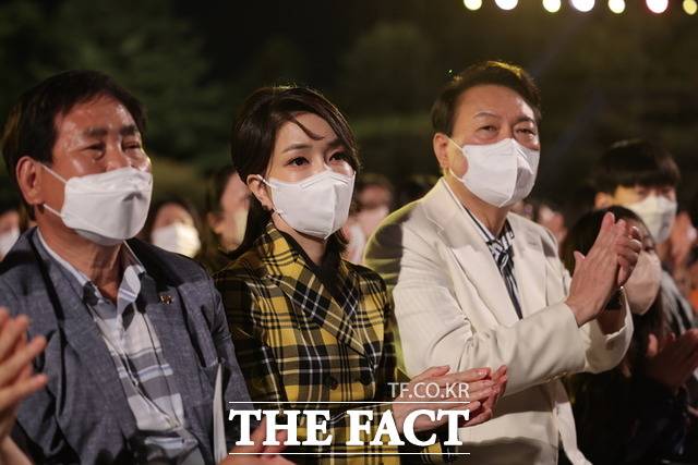 22일 열린 청와대 개방 특집 'KBS1 열린음악회'에 참석한 윤 대통령과 김 여사. /뉴시스