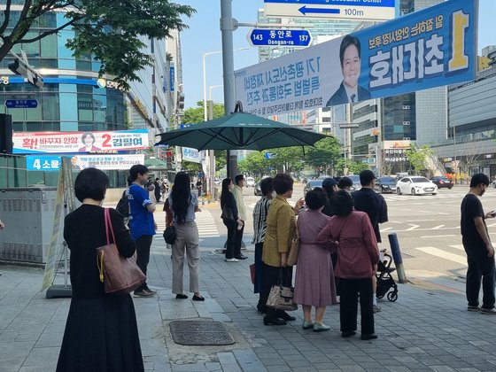 지난 22일 선거 분위기가 느껴지는 경기도 안양 동안구 범계역사거리의 모습. 김성탁 기자
