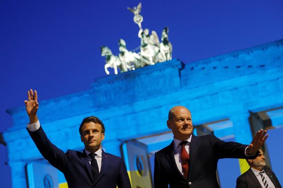 지난 6일 독일 브란덴브루크 광장에 함께 선 에마뉘엘 마크롱(왼쪽) 프랑스 대통령과 올라프 숄츠 독일 총리. [로이터=연합뉴스]