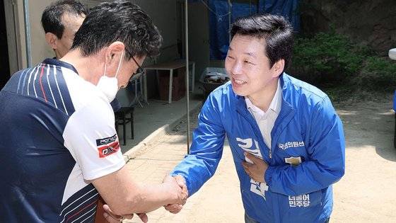 경기 성남 분당갑 국회의원 보궐선거에 출마한 김병관 더불어민주당 후보가 22일 분당구 서현동 한 배드민턴 동호회를 방문해 유권자들을 만나고 있다. 김상선 기자