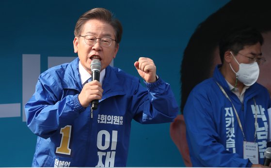 이재명 더불어민주당 총괄선대위원장이 지난 19일 인천 계양역 광장에서 열린 더불어민주당 인천 선대위 출정식에서 연설하고 있다. 국회사진기자단