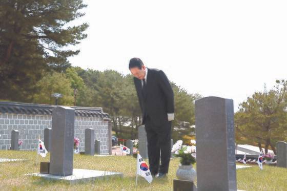 윤석열 대통령이 18일 광주 국립5·18민주묘지에서 열린 제42주년 5·18민주화운동 기념식을 마친 뒤 행불자 묘역을 참배하고 있다. 대통령실 제공