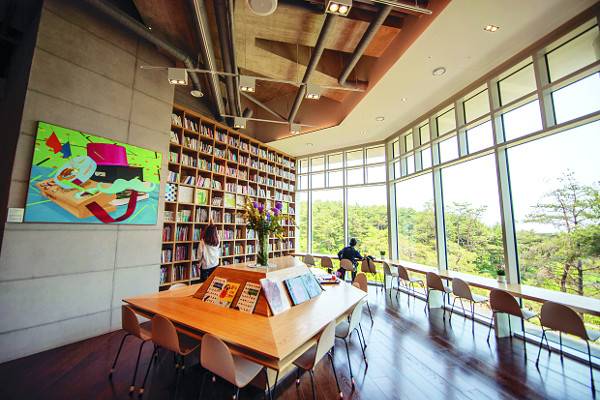 1만3000여권의 북카페를 갖춘 ‘솔향기언덕’.