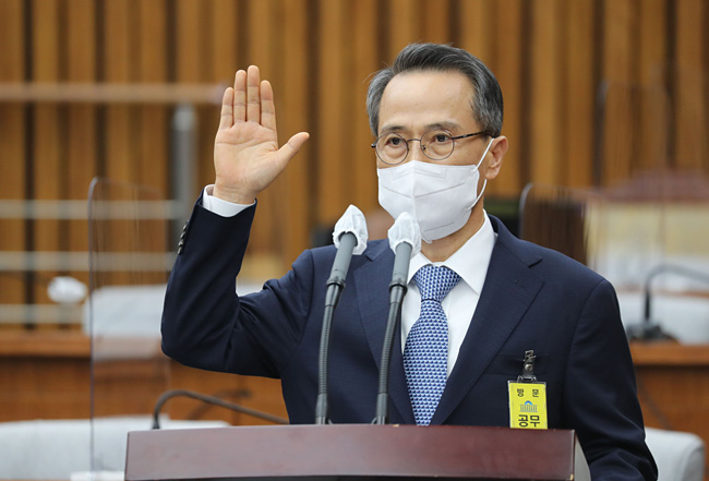 김규현 국가정보원장 후보자가 25일 오전 국회에서 열린 인사청문회에 참석해 선서를 하고 있다.  국회사진기자단