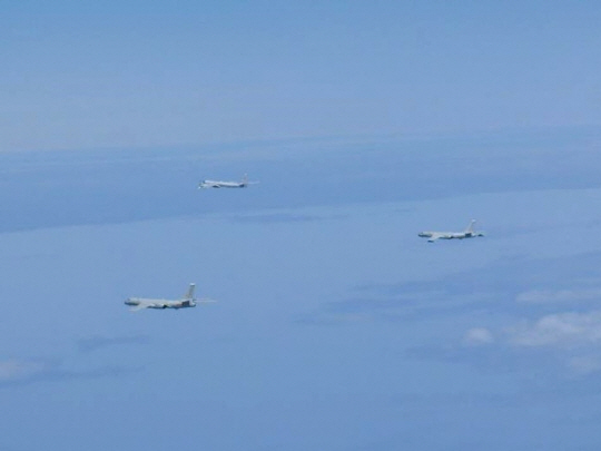 일본은 24일 러시아 폭격기 TU-95와 중국 폭격기 H-6이 동중국해 상공을 비행하는 장면을 촬영한 사진을 공개했다. 로이터연합뉴스