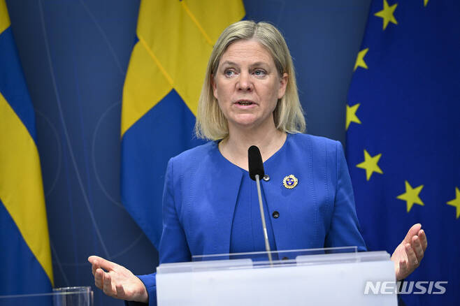 [스톡홀름=AP/뉴시스] 마그달레나 안데르손 스웨덴 총리가 16일(현지시간) 스톡홀름에서 기자회견을 하고 있다. 이날 스웨덴 정부는 북대서양조약기구(NATO·나토) 가입을 신청하기로 결정했다고 밝혔다. 2022.05.17.