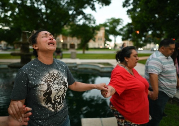 24일(현지시간) 미국 텍사스주 유밸디에서 총기난사 사건으로 21명이 목숨을 잃은 가운데 슬픔에 잠긴 지역 주민들이 희생자를 애도하고 있다. 유밸디=AP연합뉴스