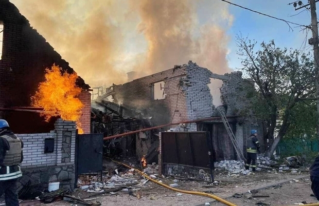 러시아군의 자포리자 폭격으로 쇼핑몰 근처 주택도 파괴됐다.