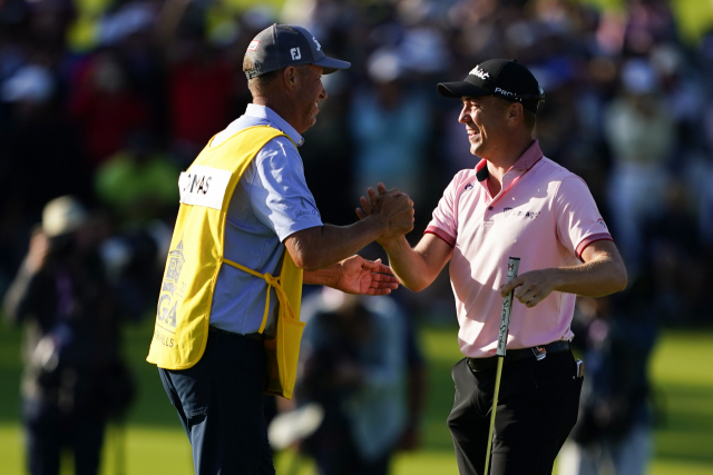 저스틴 토머스(오른쪽)가 23일 PGA 챔피언십 우승을 확정한 뒤 캐디 짐 매케이와 함께 기뻐하고 있다. UPI연합뉴스