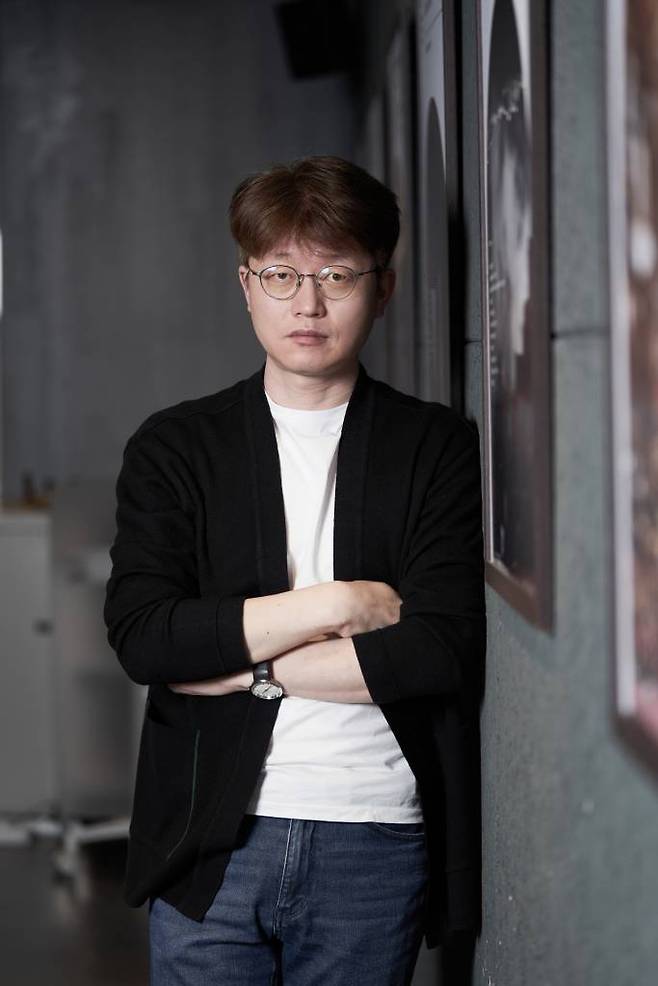 영화 '카시오페아'의 신연식 감독이 25일 오전 화상으로 진행된 인터뷰를 위해 포즈를 취하고 있다. /사진제공=트리플픽쳐스 2022.05.25 /사진=이동훈 기자 photoguy@