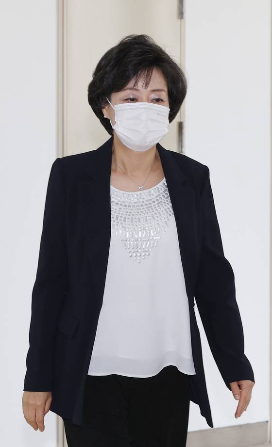 사회부총리 겸 교육부 장관으로 지명된 박순애 서울대 행정대학원 교수가 26일 서울대 행정대학원 내 교수연구실로 향하고 있다. 〈사진=연합뉴스〉