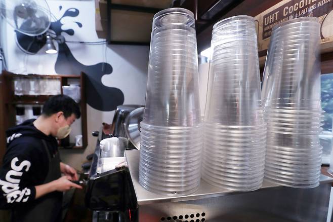 서울의 한 커피전문점에 일회용 플라스틱컵이 쌓여 있다. 지난 4월부터 매장 내 일회용컵이 다시 금지됐지만, 현장의 반발 등으로 단속 대신 계도 기간을 두기로 하면서 과태료 부과 등 처벌은 유예됐다. /뉴스1