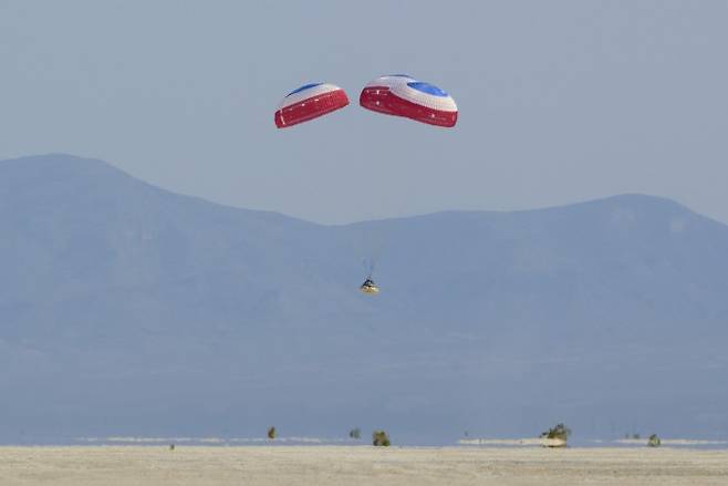 미국 항공우주기업 보잉의 유인 우주선 '스타라이너'가 25일 오후 12시 36분 미국 뉴멕시코주 사막 화이트샌즈미사일기지 내 우주공항에 내려앉고 있다. 미국항공우주국 제공