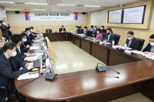 이영 중기부 장관이 26일 대전 소진공에서 열린 '손실보전금 준비상황 점검회의'를 주재하고 있다.



중기부 제공