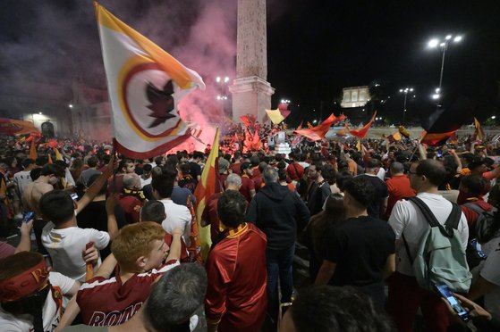 AS로마 우승 직후 거리를 가득 메우고 환호하는 로마 팬들. [EPA=연합뉴스]