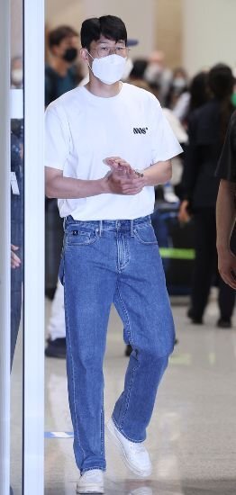 손흥민은 이날 흰 티셔츠에 청바지 차림의 공항 패션을 선보였다. 연합뉴스