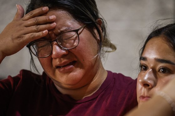 미국 텍사스주의 롭 초등학교에서 벌어진 총기 난사 사건으로 19명의 어린이와 2명의 성인이 희생됐다. 가족을 잃은 유가족들이 눈물을 흘리고 있다. 연합뉴스