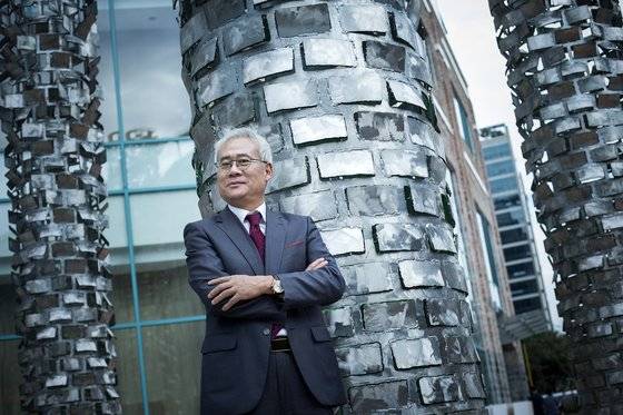 홍성열 마리오아울렛 회장. 중앙포토