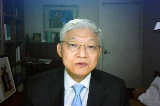 윤석열 정부의 첫 주일대사로 내정된 윤덕민 전 국립외교원장이 26일 니혼게이자이신문이 주최하고 중앙일보 등이 미디어파트너로 참여하고 있는 '아시아의 미래' 국제 컨퍼런스에서 화상 강연을 하고 있다. 사진 니혼게이자이신문