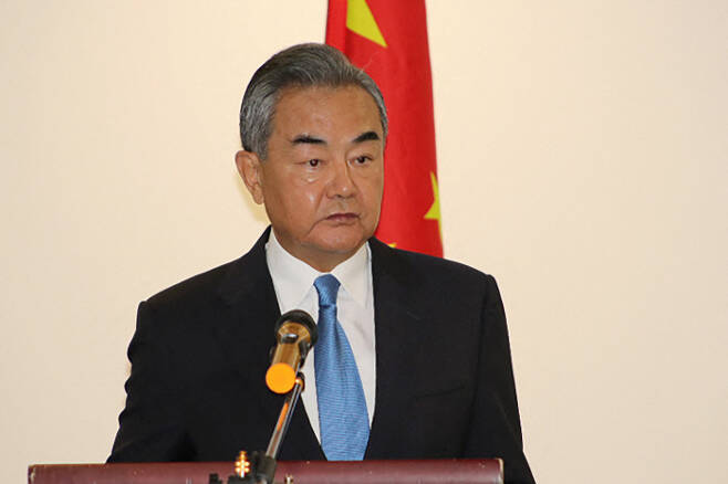 왕이 중국 외교부장이 26일 솔로몬 제도 호니아라에서 솔로몬 제도를 군사화할 의도가 없다고 말하고 있다./AFP연합뉴스
