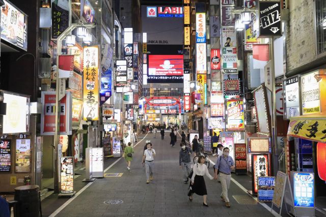 일본 도쿄 신주쿠구의 유흥가 가부키초에서 주점들이 영업 중인 모습. 연합뉴스