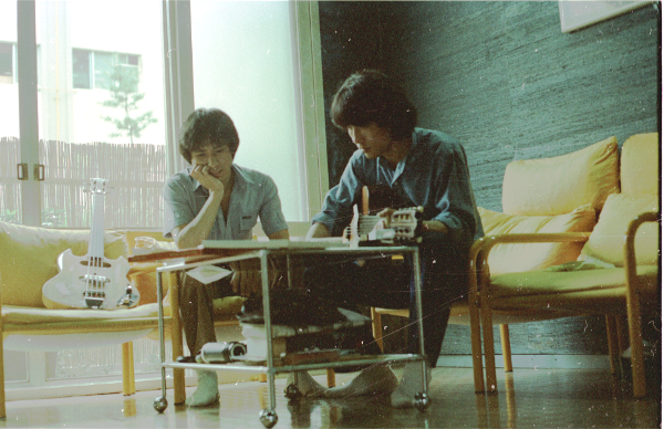 1980년대 서울 서초동 은하아파트 조동진의 집에서 찍은 것으로 오른쪽이 조동진이고, 그 옆이 친구 조원익이다.   을유문화사 제공