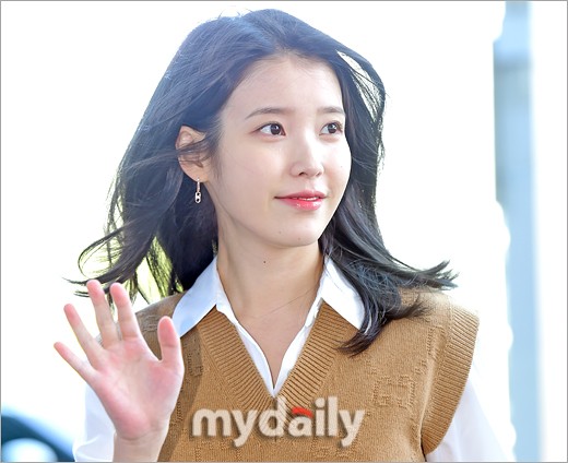 Singer IU will play the debut match as Actor Lee Ji-eun at the Cannes International Film Festival today (26 days, hereinafter local time).Lee Ji-eun will attend the world premiere screening of the film broker at Cannes Lumiere Grand Theater in France at 7 pm on the 26th, along with Kang-Ho Song, Gang Dong-Won and Lee Ju-young as one of the main cast members.broker is an invitation to the 75th Cannes International Film Festival (2022) competition, and is also the first Korean film production directed by Hirokazu Koreeda, the Japanese master.In particular, Lee Ji-eun has added a lot of attention to the previous class of entering the first Cannes International Film Festival with this work, which is a commercial film debut work.He played the role of the babys mother Soyoung in the baby box and played Hot Summer Days.Hirokazu Koreda said, After watching My Uncle, I cast Lee Ji-eun as the only Soyoon role.The National Actor Kang-Ho Song also commented on Lee Ji-euns Hot Summer Days, saying, I remember how amazing I was as an actor, the technique, the exact expressiveness that conveys my heart, and the way I conveyed my feelings. How is it so perfect?I was impressed, so I called Lee Ji-eun separately and praised him. Earlier, Lee Ji-euns best actress award was likely to be awarded.The speculation is weighing even more as Tang Wei, who was one of the leading candidates, Resolution to Break Up (director Park Chan-wook), finished the Cannes schedule on Saturday and left as scheduled.