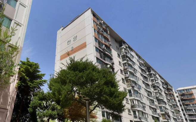 서울 서대문구 북가좌동의 DMC한양아파트의 모습.