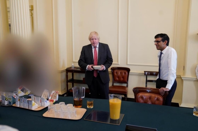 보리스 존슨 영국 총리가 코로나19 봉쇄 중이던 2020년 6월 19일 총리실에서 개최된 생일파티에 참석했다. 우측엔 리시 수낙 재무 장관. 연합뉴스
