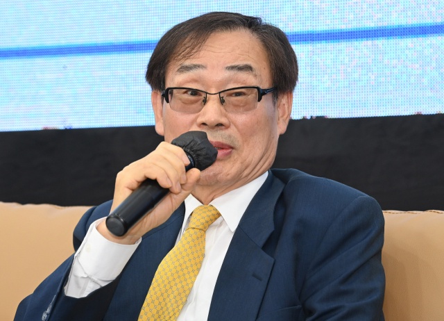 류장수 AP위성 회장이 24일 대전 한국항공우주연구원(KARI)에서 열린 '제1회 국가연구소 기업가정신 토크콘서트' KARI편에서 기업가정신에 관해 발표하고 있다.
