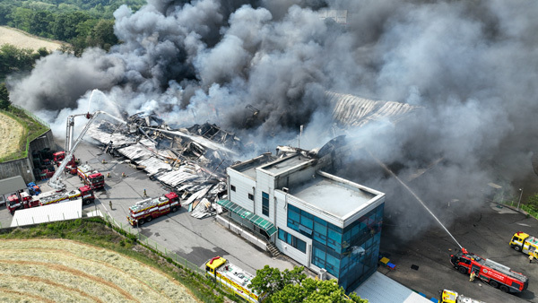 지난 23일 오후 화재가 발생한 경기 이천시의 크리스 F&C 물류창고에서 소방당국이 진화작업을 벌이고 있다. ⓒ연합뉴스
