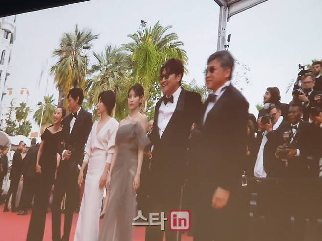 The 75th Cannes International Film Festival competition Broker, directed by Hirokazu Goreda, made its debut at the World Premiere screening at France Cannes Lumier Grand Theater on the afternoon of the 26th (local time), the 10th day of the opening day.Broker beat Park Chan-wooks Bat (10 minutes), which recorded the longest time ever for a Korean movie standing ovation after the screening.Broker received a standing ovation for 12 minutes at the induction of Thierry Premo Cannes Film Festival executive chairman.Director Hirokazu Koreeda, Actor Kang-Ho Song, Gang Dong-Won, Lee Ji-eun (IU), Lee Ju-young and Lee Mi-kyung, vice chairman of CJ Group, responded with a bright smile and hand greeting.Lee Ji-eun, who was particularly the first Cannes inductee, beamed as applause rang out.On the screen screen, all actors including Hirokazu Koreda and Kang-Ho Song received one shot and had one shot time to respond to the audiences response with a hand greeting or heart pose.Hirokazu Koreeda, with the longest standing ovation ever, said, I think Thierry Premo is handling suspense very well, and I have just sweated and finally finished.It was very difficult to shoot a movie with Corona 19 fandemics, but I am grateful to all of you who helped and distributed the film with our team who suffered together. His Japanese testimonies were translated into French and Korean, respectively.Broker, which is about to be released in Korea on June 8, is a film about the unexpected special journey of those who have made a relationship with Baby hatch.With the new breathing of Chungmuros leading actors including Kang-Ho Song, Gang Dong-Won, Bae Doo-na, Lee Ji-eun, and Lee Ju-young, he has emerged as the best anticipated work of the All Cannes Film Festival with Resolution to Break Up (director Park Chan-wook).This is because it is the first Korean directing by Hirokazu Koreeda who won the Palme dOr at the Cannes Film Festival with What Family.As of the 23rd, before the screening, it has already sold to 171 countries around the world.The honor and popularity of Kang-Ho Song, who was reborn as a global actor as a parasite, was also felt with cheers.In the screen one shot time after the end of the screening, Kang-Ho Song received one shot, and loud cheers and applause came out more than any other actors.