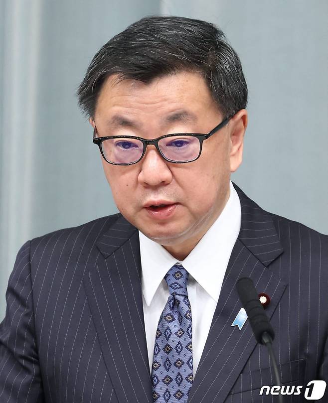 마쓰노 히로카즈 일본 관방장관이 브리핑에서 발언하고 있다. © AFP=뉴스1 © News1 김예슬 기자