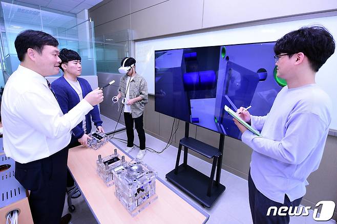 영진전문대가 교육부와 한국연구재단이 주관하는‘3단계 산학연협력 선도전문대학 육성사업(LINC 3.0)’에 최종 선정됐다. 사진은 영진전분대 AI융합기계계열 학생들이 스마트CADCAM실습하는 모습. (영진전문대 제공) © 뉴스1