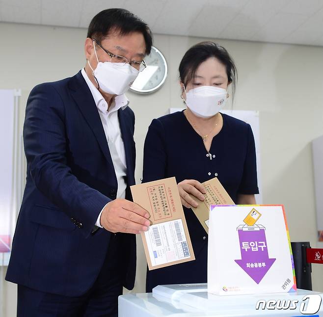 제8회 전국동시지방선거 사전투표 첫날인 27일 오전 홍남표 국민의힘 창원시장 후보 부부가 창원시 의창구 '팔룡동사전투표소'에서 투표를 하고 있다.2022.5.27/뉴스1 © News1 강대한 기자