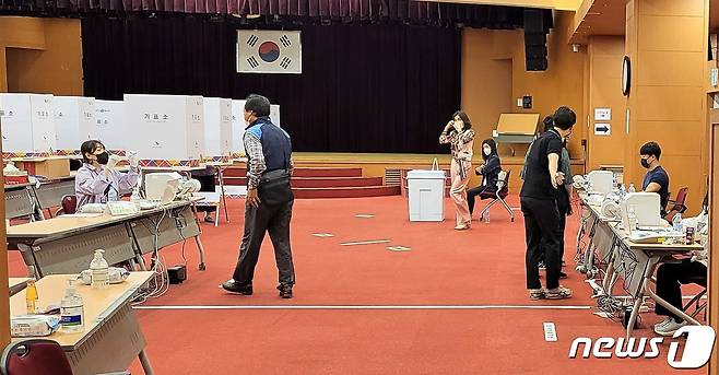 경남 진주시 상대동 사전투표소에서 시민들이 투표를 하고 있다. 2022.5.27/뉴스1 © News1 한송학 기자