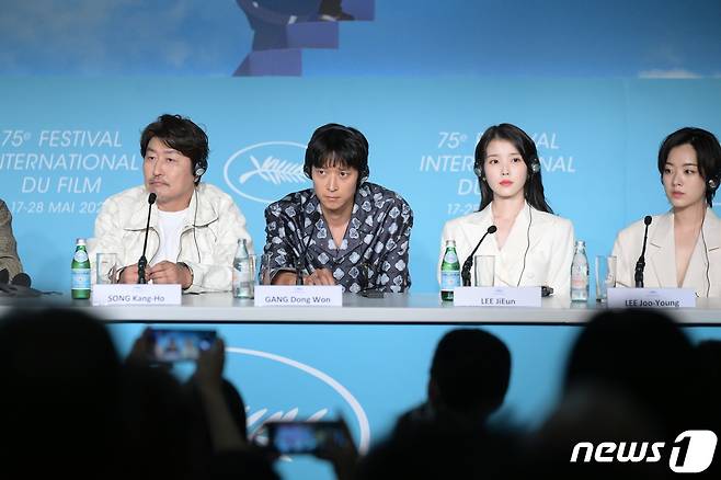 배우 송강호・강동원・이지은・이주영 27일 (현지시간) 제75회 칸 국제영화제가 열리고 있는 프랑스 남부 칸 ‘팔레 데 페스티벌’(Palais des Festivals) 에서 열린 경쟁부문 진출작 ‘브로커’기자회견에 참석해 질문자의 질문에 대답하고 있다. 2022.5.27/뉴스1 © News1 이준성 프리랜서기자