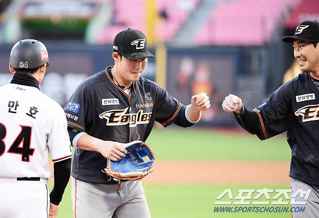 27일 수원 케이티위즈파크에서 KBO리그 KT와 한화의 경기가 열렸다. 2회 호수비로 병살처리한 하주석이 장민재 투수와 하이파이브를 나누고 있다. 수원=송정헌 기자songs@sportschosun.com/2022.05.27/