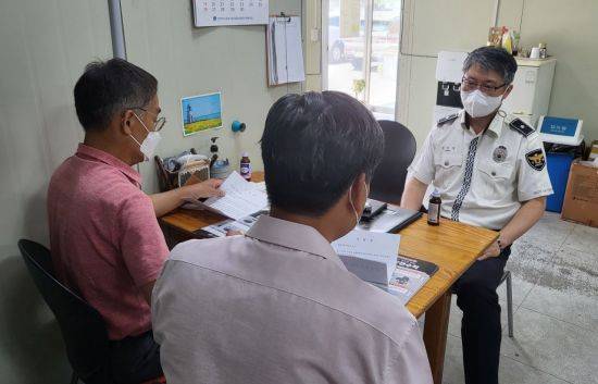 26일 광주 광산경찰서 관계자는 시내버스 운송업체에 방문해 교통사고 예방을 위한 안전교육을 실시하고 있다. 사진=광주 광산경찰서 제공.