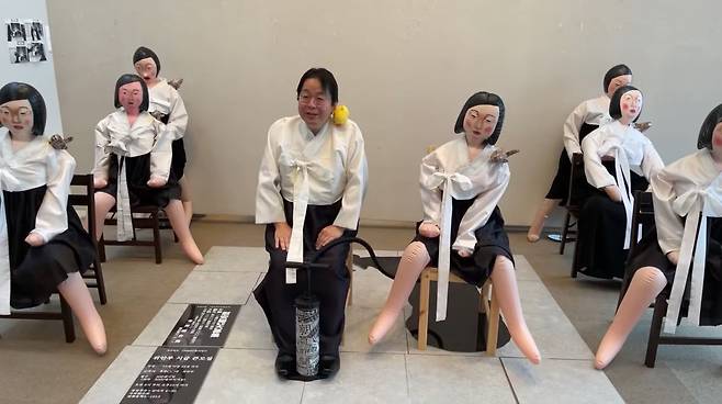 일본 극우정당이 최근 도쿄에서 개최한 행사에서 풍선으로 소녀상 인형을 만들고 조롱하는 퍼포먼스를 했다. / 유튜브