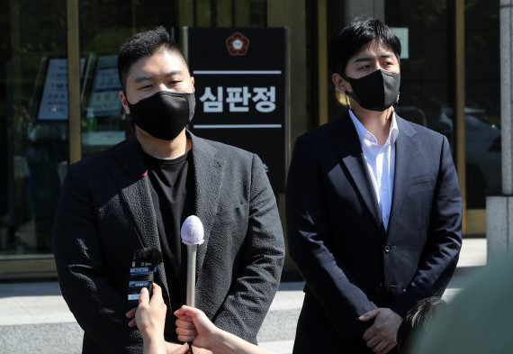 헌법재판소가 변호사의 온라인 법률 플랫폼 광고 활동을 제한하는 변협 규정에 대해 '위헌' 결정을 내린 26일 오후 서울 종로구 헌법재판소 대심판정 앞에서 원고측 로톡 운영사 로앤컴퍼니 김본환 대표가 재판 결과와 관련한 입장을 밝히고 있다. 사진=뉴스1