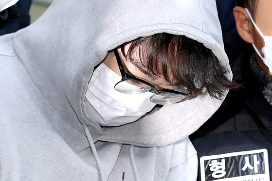 신변보호를 받던 여성의 가족을 살해한 혐의를 받는 이석준이 지난해 서울송파경찰서에서 검찰로 송치되는 모습. 뉴스1
