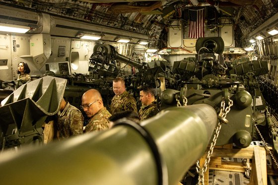 미 해군이 지난달 21일 캘리포니아 공군 기지에서 우크라이나에 제공할 M777 155mm 곡사포를 수송기에 싣고 있다. [로이터=연합뉴스]