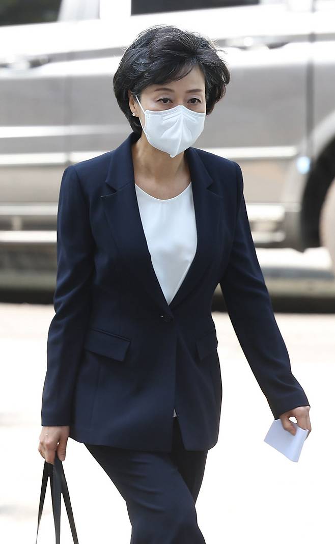 박순애 부총리 겸 교육부 장관 내정자가 27일 서울 여의도 한국교육시설안전원에 마련된 인사청문회 준비단 사무실로 출근하고 있다. 연합뉴스